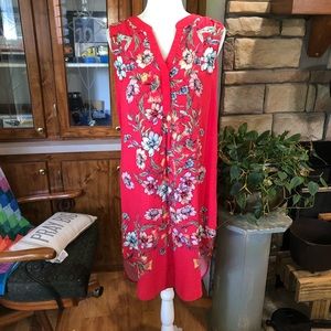 CUPIO SIZE LARGE RED SLEEVELESS FLORAL PRINT HI-LO DRESS. V/NECK PLEATED N BACK